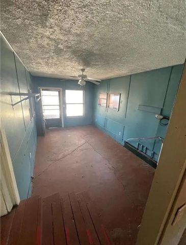 129 S Broadway, Hobart, OK 73651