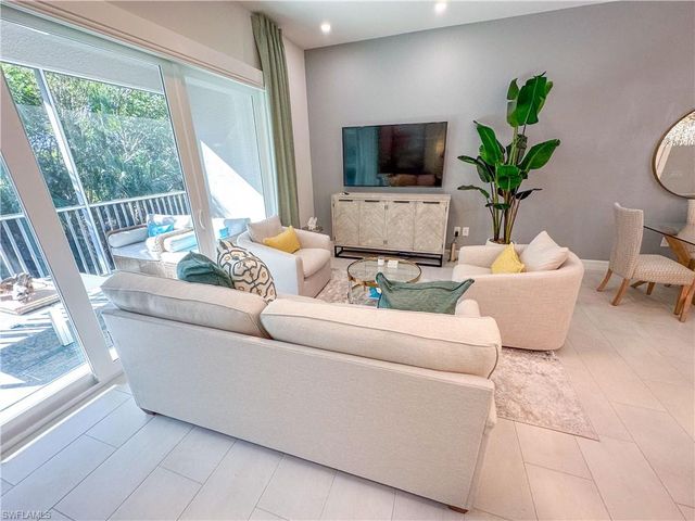 232 Indies DR E 201, Naples, FL 34114