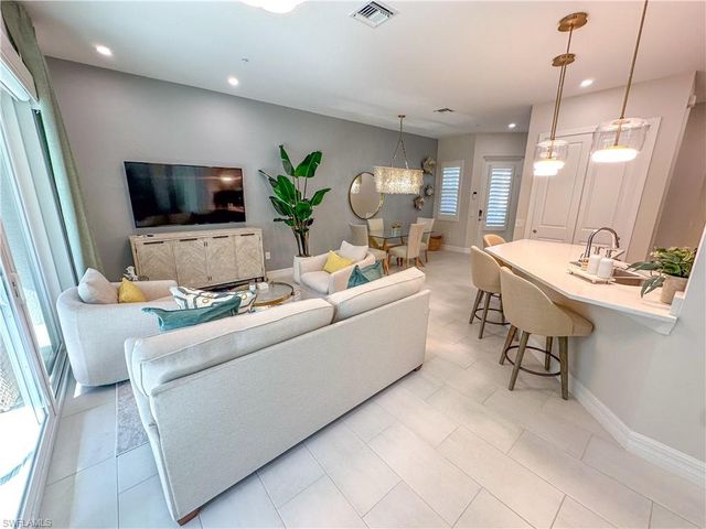232 Indies DR E 201, Naples, FL 34114