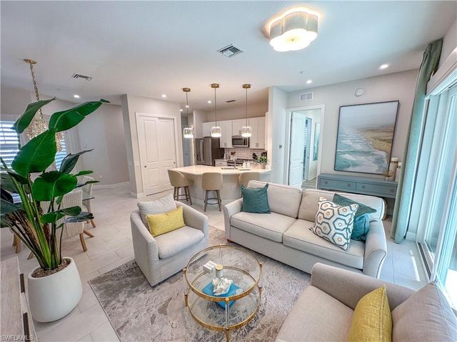 232 Indies DR E 201, Naples, FL 34114
