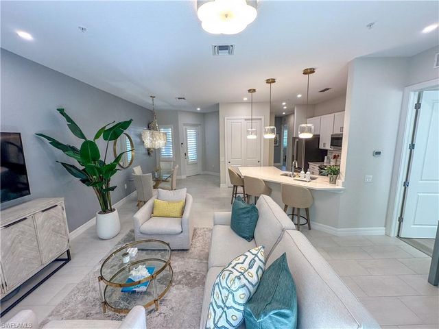 232 Indies DR E 201, Naples, FL 34114
