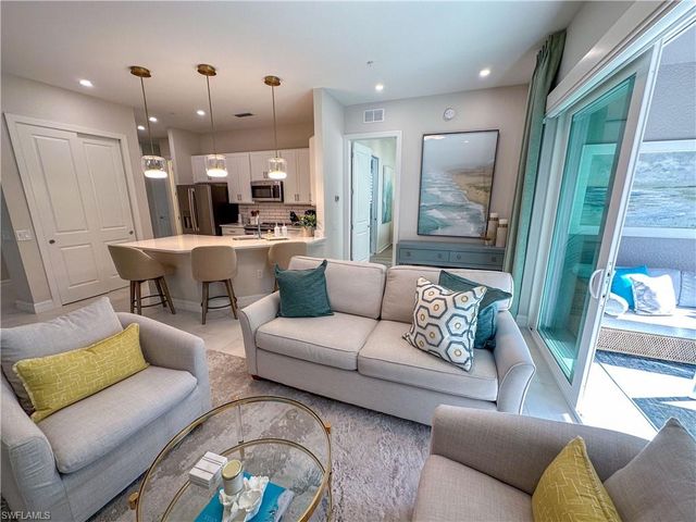 232 Indies DR E 201, Naples, FL 34114
