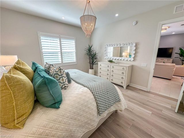 232 Indies DR E 201, Naples, FL 34114