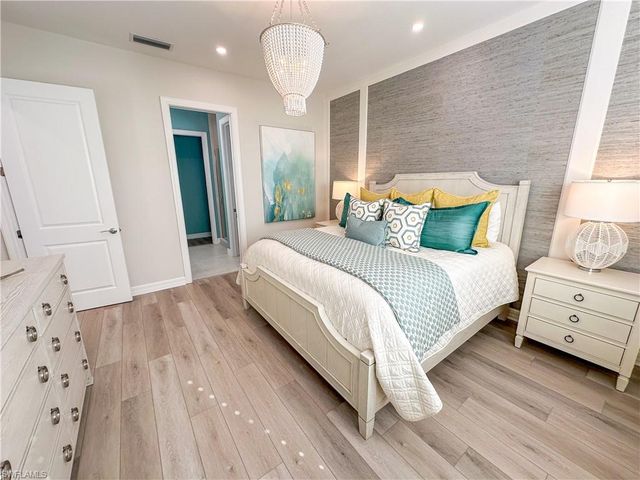 232 Indies DR E 201, Naples, FL 34114