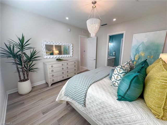232 Indies DR E 201, Naples, FL 34114
