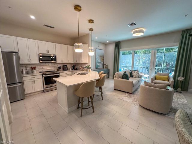 232 Indies DR E 201, Naples, FL 34114