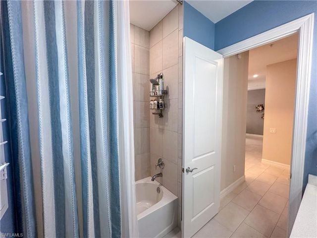 232 Indies DR E 201, Naples, FL 34114