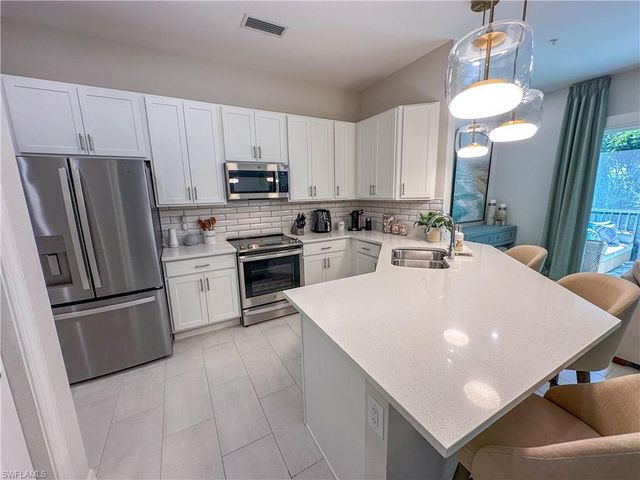 232 Indies DR E 201, Naples, FL 34114