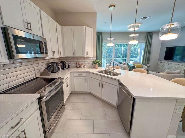 232 Indies DR E 201, Naples, FL 34114