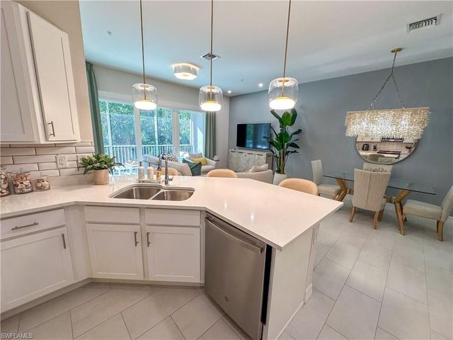 232 Indies DR E 201, Naples, FL 34114