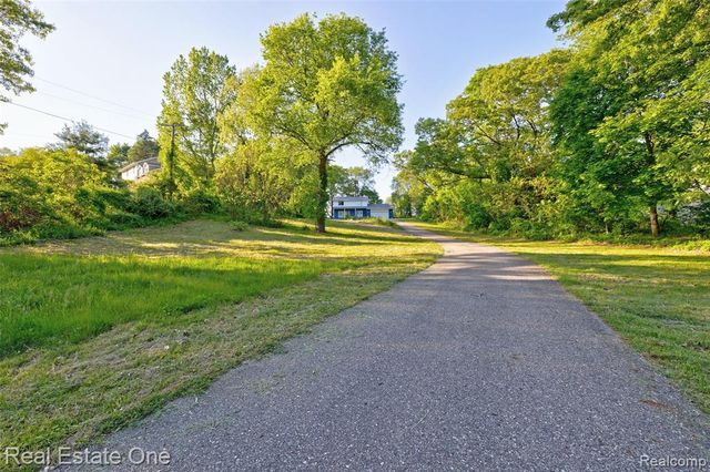 4161 Seymour Lake Road, Oxford, MI 48371