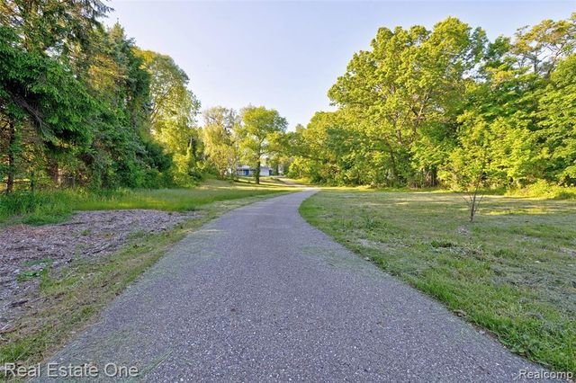 4161 Seymour Lake Road, Oxford, MI 48371