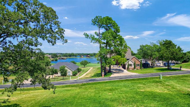 416 Kiowa Drive W, Lake Kiowa, TX 76240