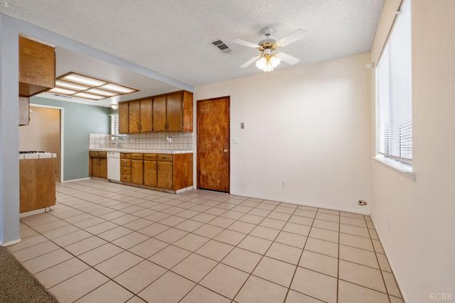 883 Clover Lane, Hanford, CA 93230