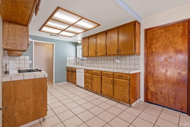 883 Clover Lane, Hanford, CA 93230