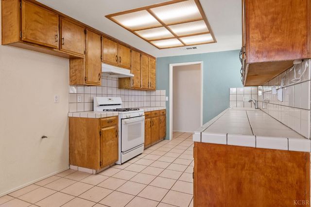 883 Clover Lane, Hanford, CA 93230