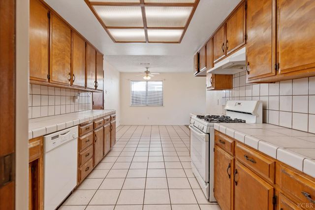 883 Clover Lane, Hanford, CA 93230