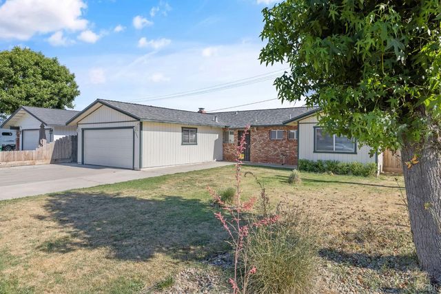 883 Clover Lane, Hanford, CA 93230