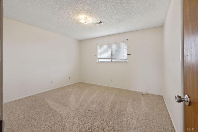 883 Clover Lane, Hanford, CA 93230