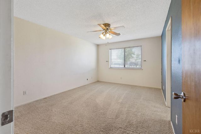 883 Clover Lane, Hanford, CA 93230
