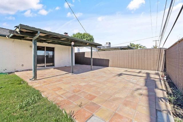 883 Clover Lane, Hanford, CA 93230