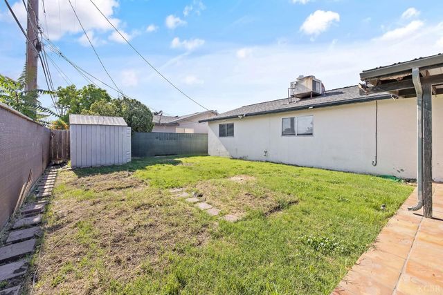 883 Clover Lane, Hanford, CA 93230