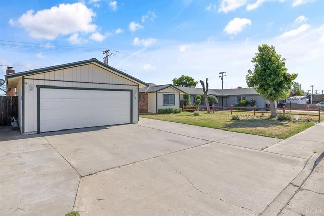 883 Clover Lane, Hanford, CA 93230
