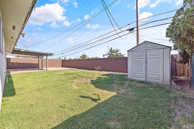 883 Clover Lane, Hanford, CA 93230