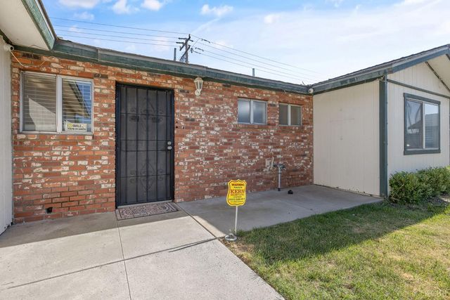 883 Clover Lane, Hanford, CA 93230