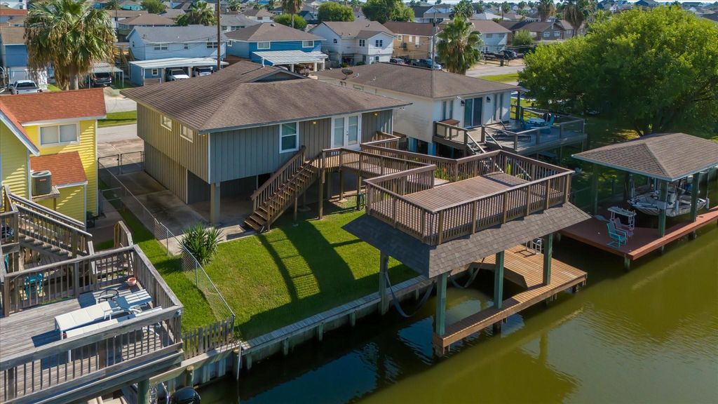 170 Barracuda Street, Bayou Vista, TX 77563