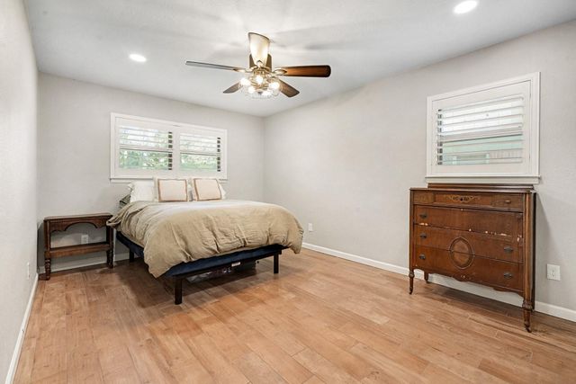 3037 Longwood Lane, Dickinson, TX 77539