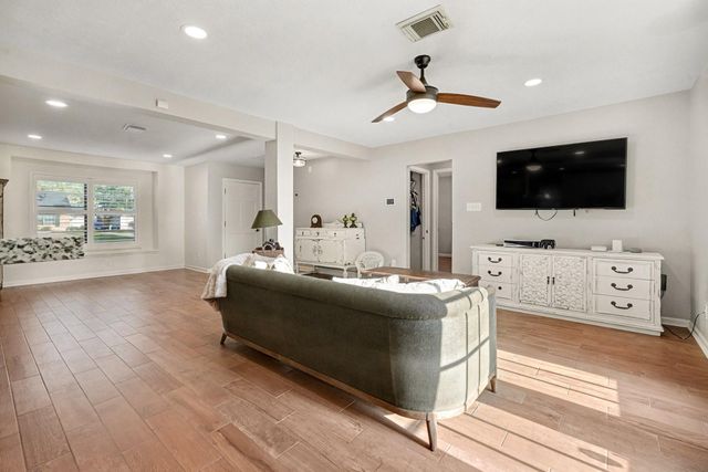 3037 Longwood Lane, Dickinson, TX 77539