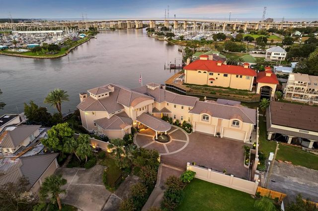 112 Bayou Lane, Kemah, TX 77565