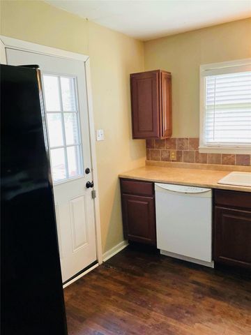 407 N Avenue J, Clifton, TX 76634