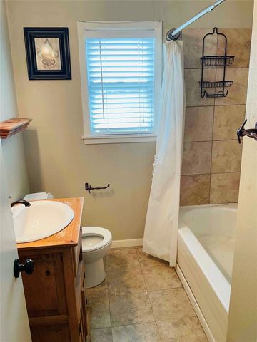 407 N Avenue J, Clifton, TX 76634