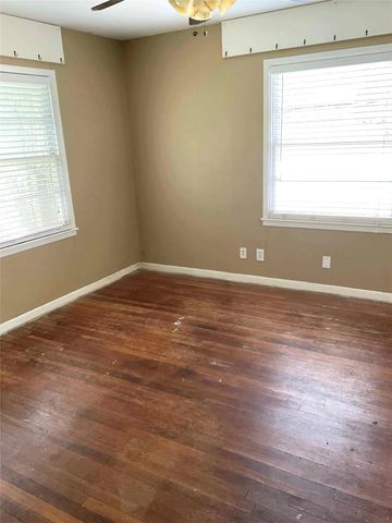 407 N Avenue J, Clifton, TX 76634