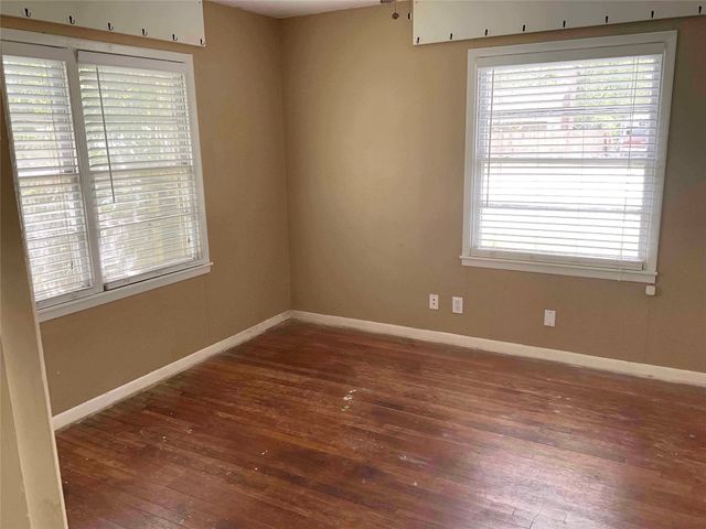 407 N Avenue J, Clifton, TX 76634