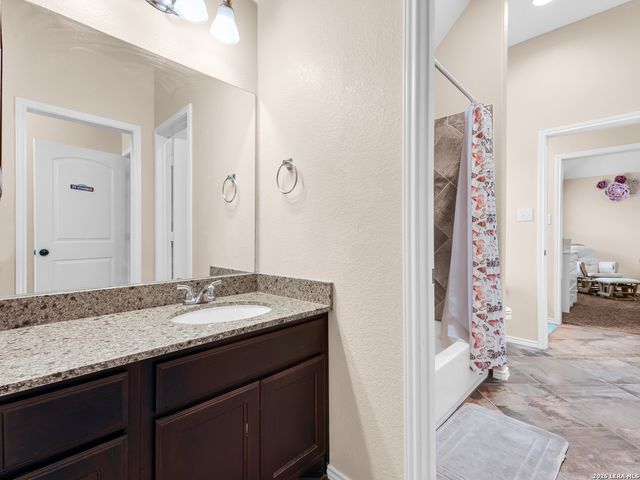 3076 Split Rail Ln, Seguin, TX 78155
