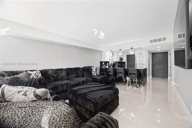 2302 S Cypress Bend Drive 306, Pompano Beach, FL 33069