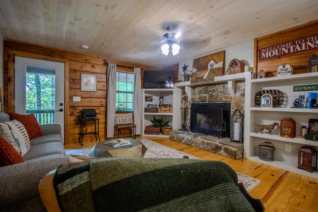 392 Cascades Lane, Blue Ridge, GA 30513