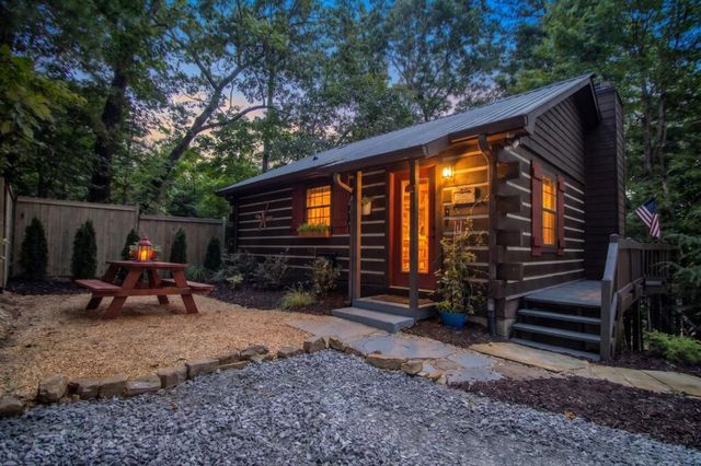 392 Cascades Lane, Blue Ridge, GA 30513
