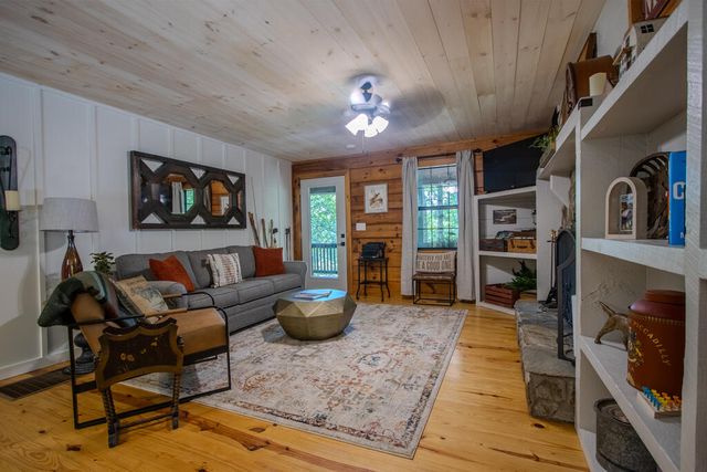 392 Cascades Lane, Blue Ridge, GA 30513