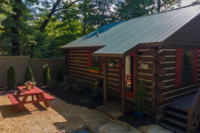 392 Cascades Lane, Blue Ridge, GA 30513