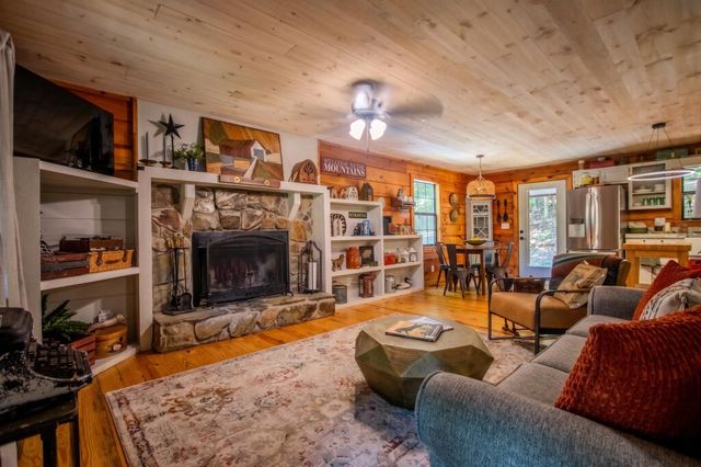 392 Cascades Lane, Blue Ridge, GA 30513