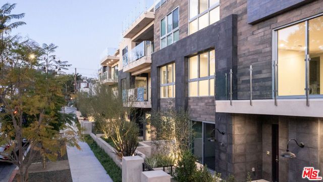 728 N Sweetzer Avenue 112, West Hollywood, CA 90069