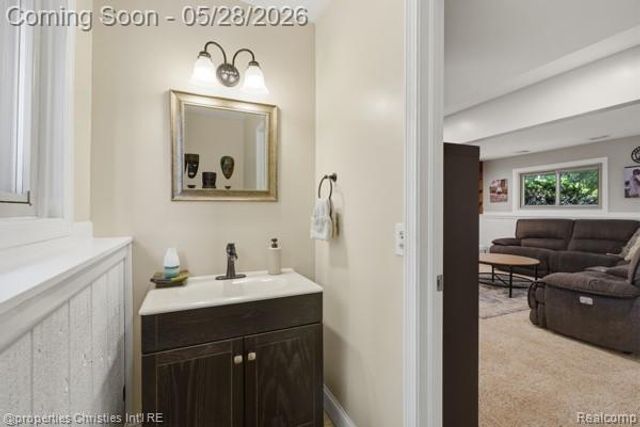 6884 Aeroview Street, West Bloomfield, MI 48324