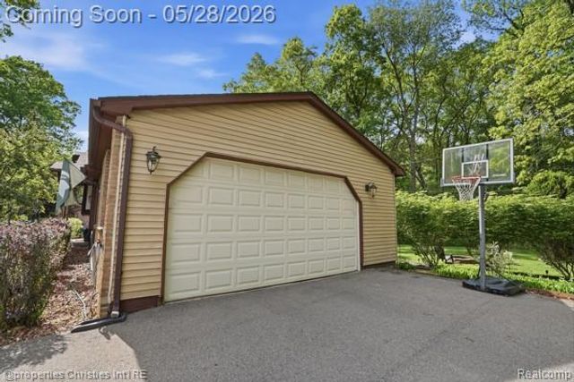 6884 Aeroview Street, West Bloomfield, MI 48324
