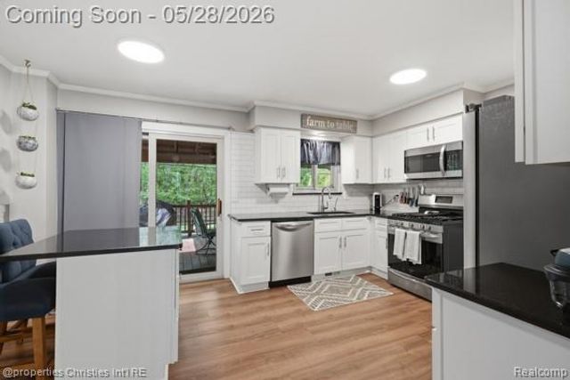 6884 Aeroview Street, West Bloomfield, MI 48324