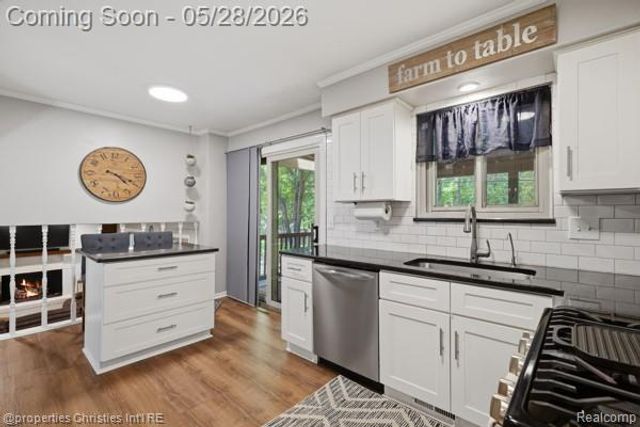 6884 Aeroview Street, West Bloomfield, MI 48324