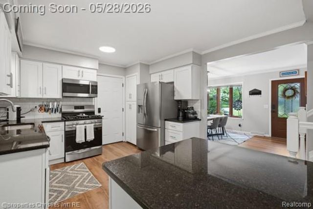 6884 Aeroview Street, West Bloomfield, MI 48324
